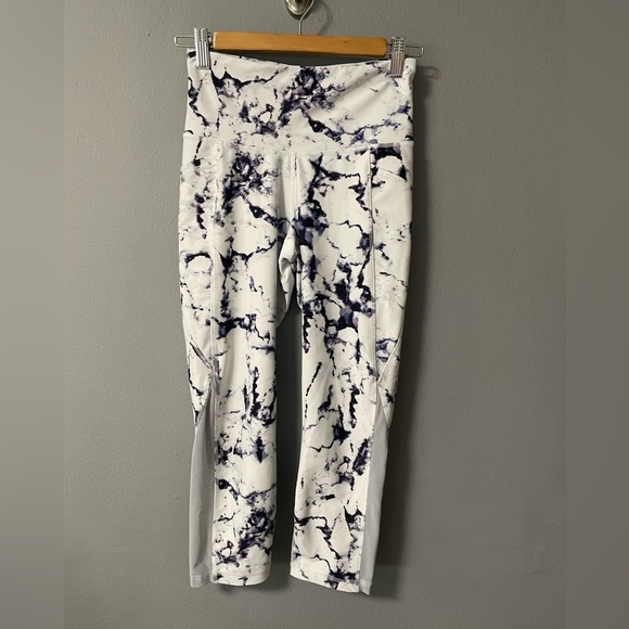 Old Navy Active Powersoft Print Crop Leggings in Small. GapFit Strappy Top in XS - Picture 2 of 16